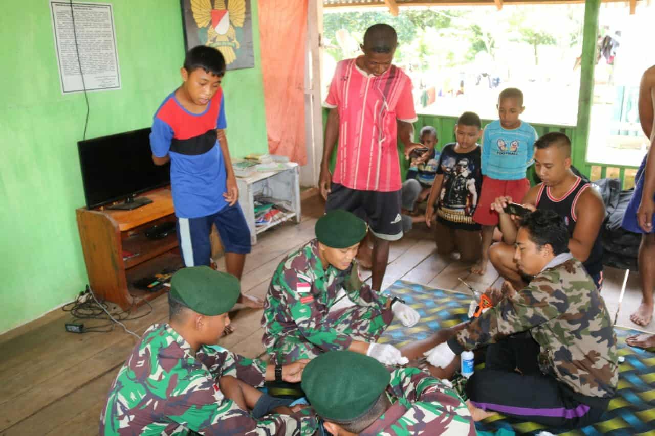 Sadar Kesehatan, Tiga Putra Papua Minta Dikhitan Satgas Yonif MR 411