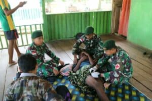 Sadar Kesehatan, Tiga Putra Papua Minta Dikhitan Satgas Yonif MR 411