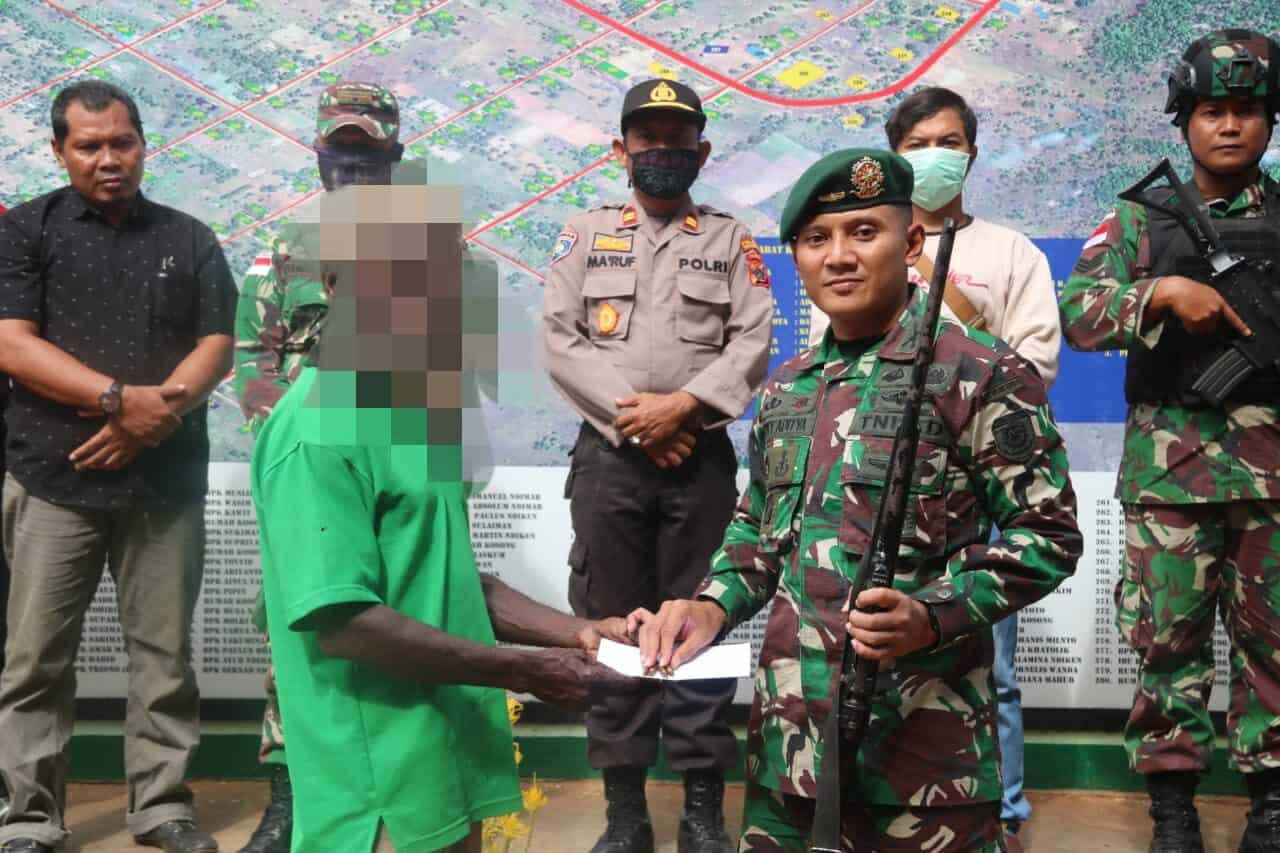 Sukarela, Warga Papua Serahkan Senjata Api Ke Satgas Yonif MR 411