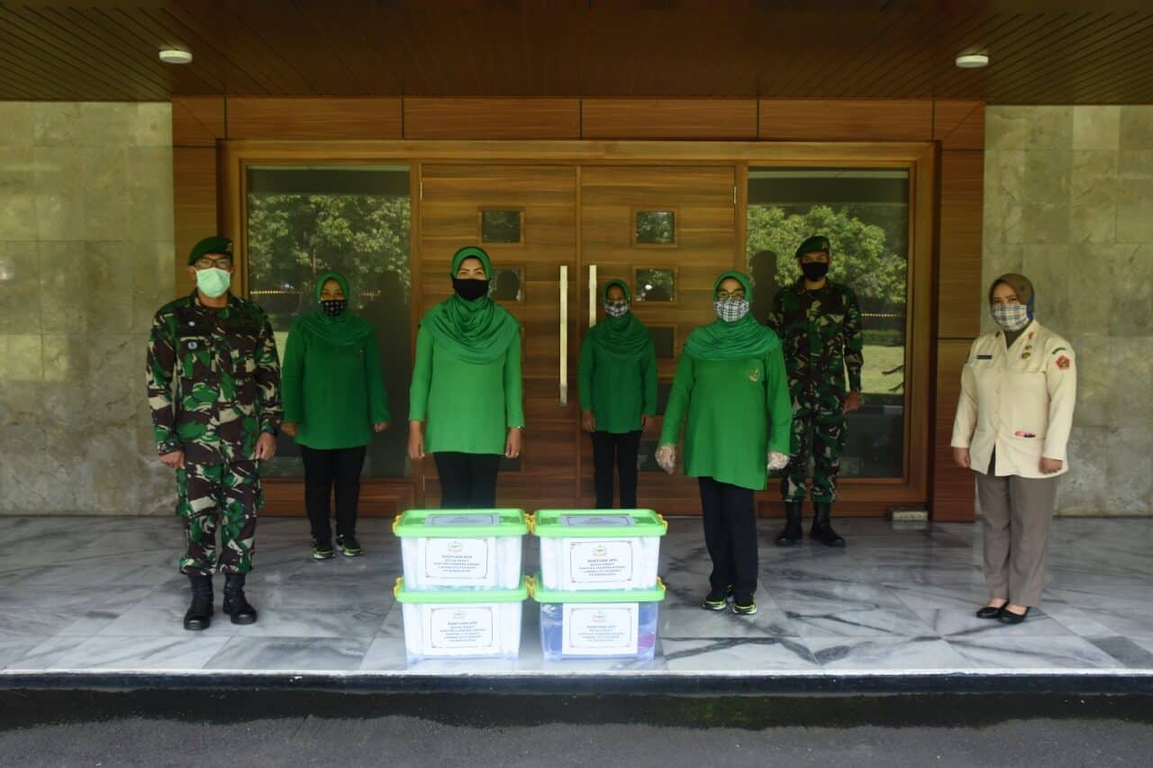 Persit Kodiklatad Sumbang APD dan Masker Dua Rumah Sakit  TNI AD