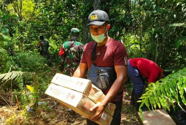 Satgas Yonif 133 Amankan 80 Kg Makanan Ilegal di Jalur Tikus