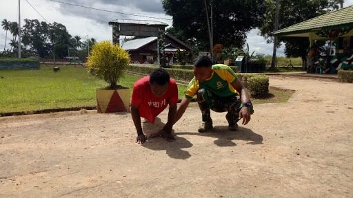 Cegah Penyebaran Covid 19, Satgas Yonif 142 Semprot Disinfektan di Rumah Adat Kewar-Belu