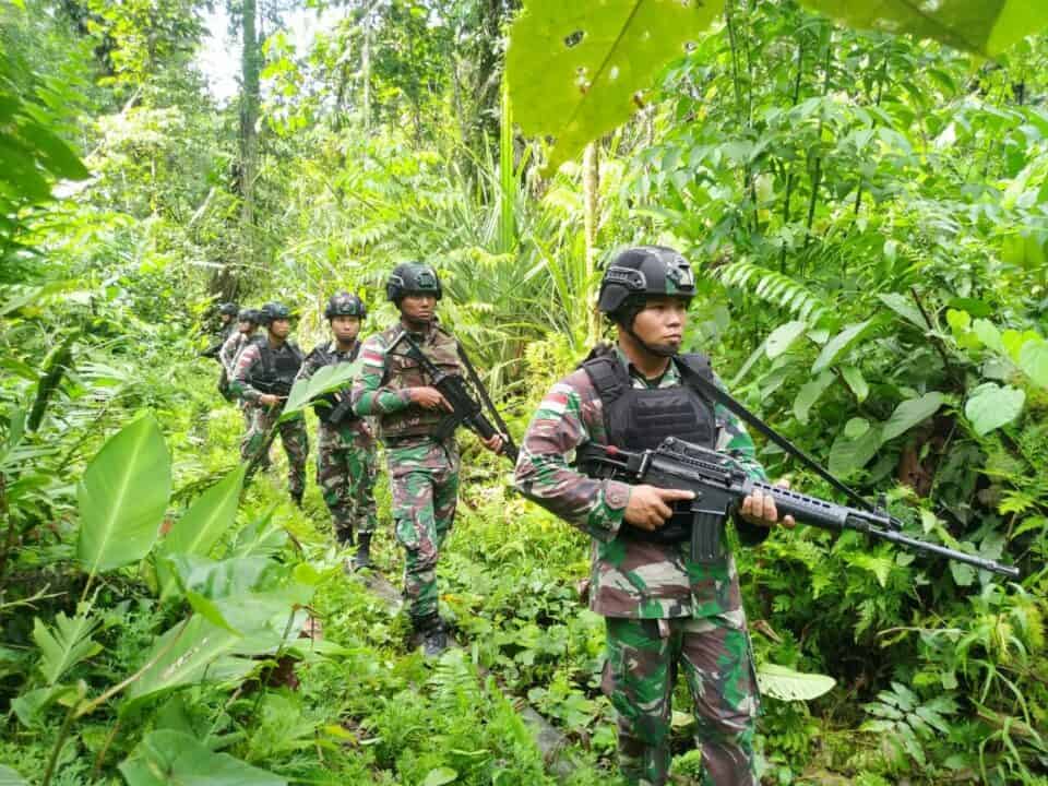 Ramadan Aman dan Nyaman, Satgas Yonif 300 Patroli di Hutan Papua