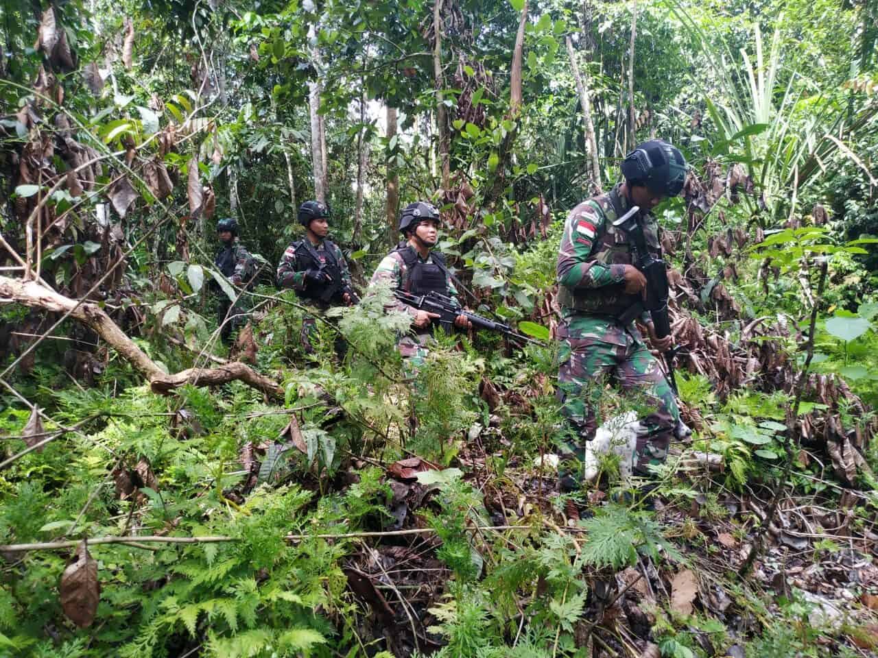 Ramadan Aman dan Nyaman, Satgas Yonif 300 Patroli di Hutan Papua