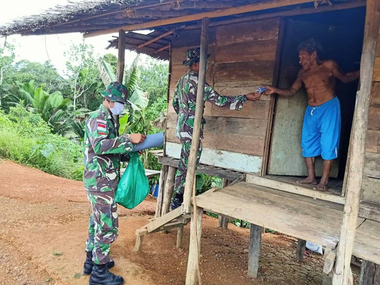 Bagikan Masker, Satgas Yonif 406/CK Putuskan Rantai Corona di Papua
