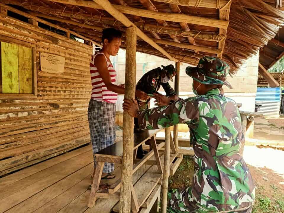 Bagikan Masker, Satgas Yonif 406/CK Putuskan Rantai Corona di Papua