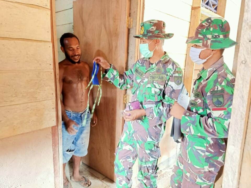 Bagikan Masker, Satgas Yonif 406/CK Putuskan Rantai Corona di Papua