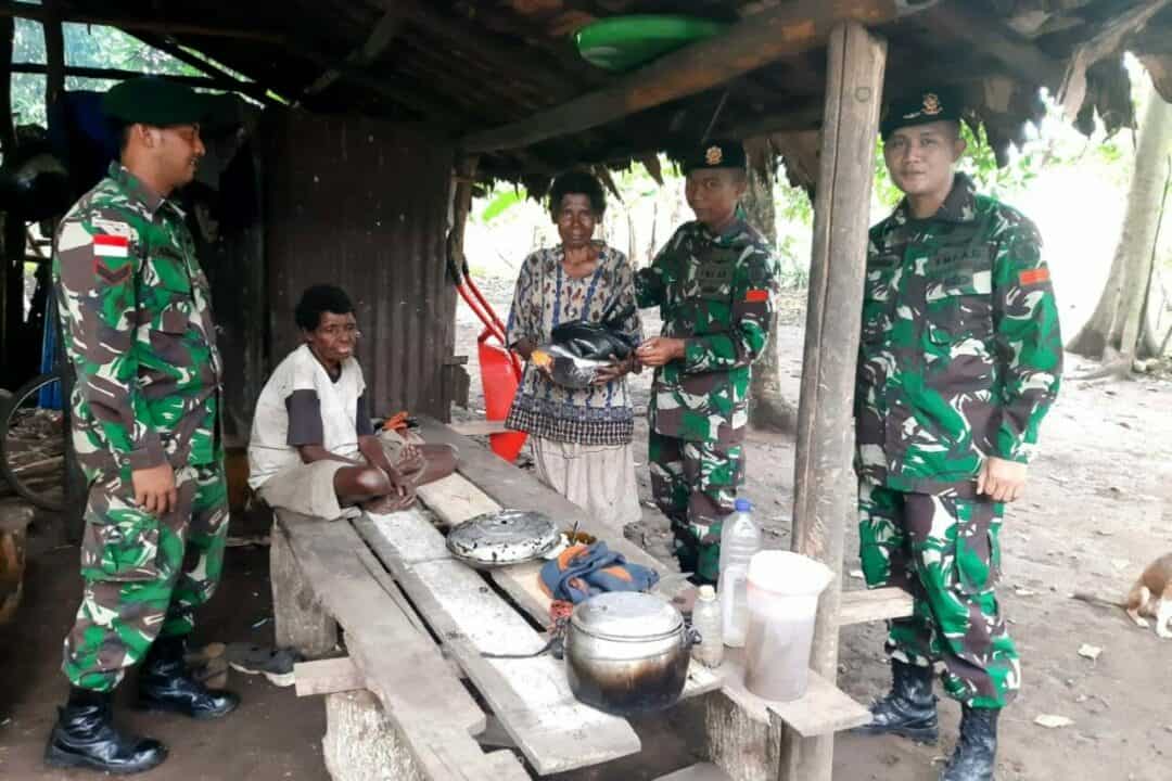 Berkaca-Kaca, Mama Anastya Terima Sembako dan Pakaian Satgas Yonif 411