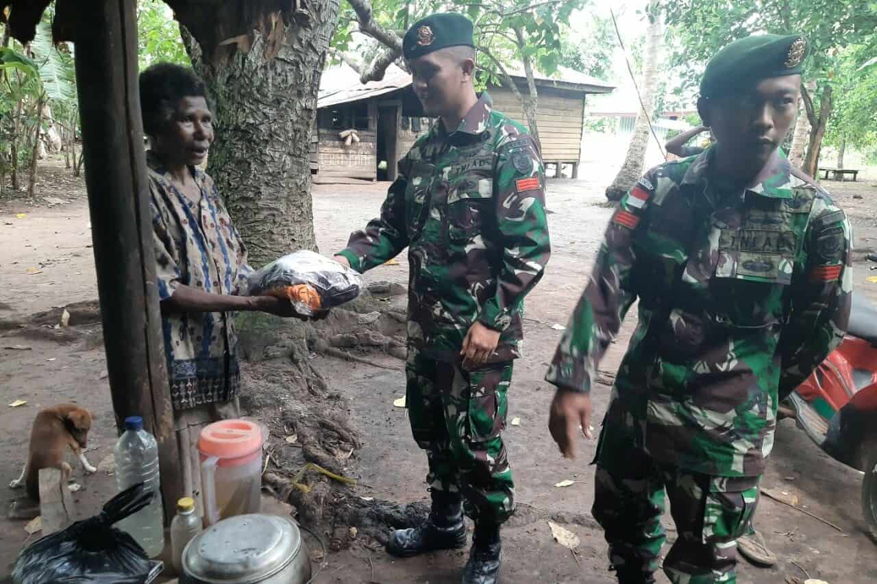 Berkaca-Kaca, Mama Anastya Terima Sembako dan Pakaian Satgas Yonif 411