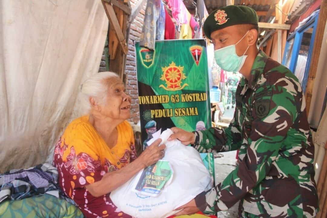 Bantu Masyarakat Di Tengah Pandemi Corona, Yonarmed-6 Bagikan Sembako