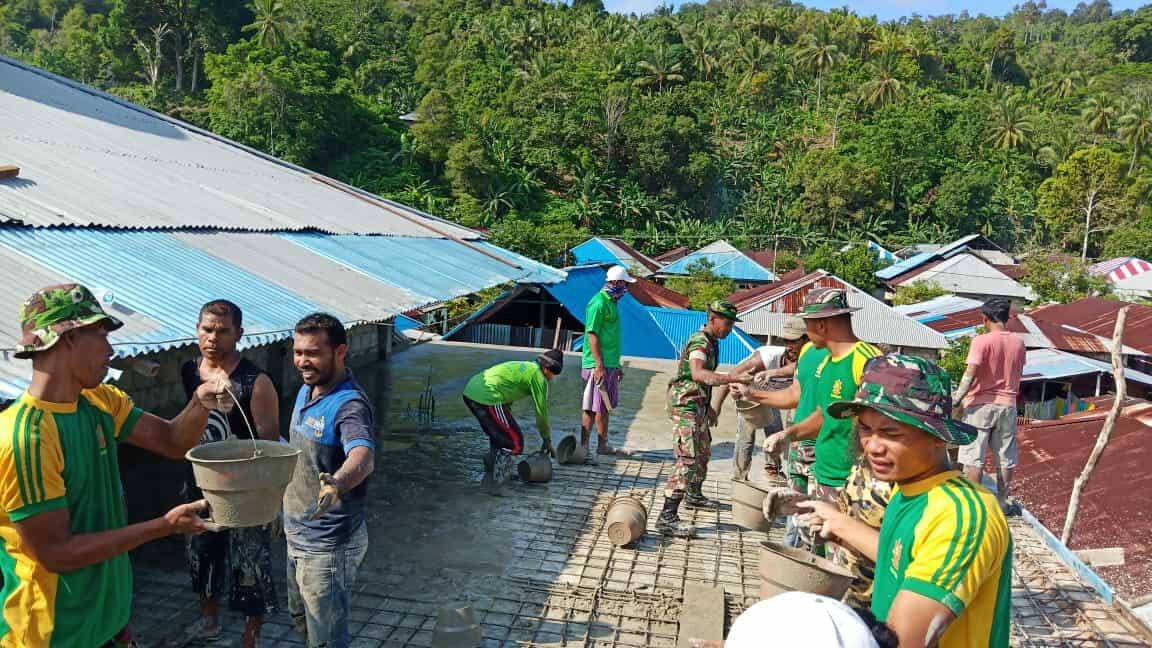 Nyamankan Ibadah Warga, Satgas Yonarmed 9 Renov Masjid Tua