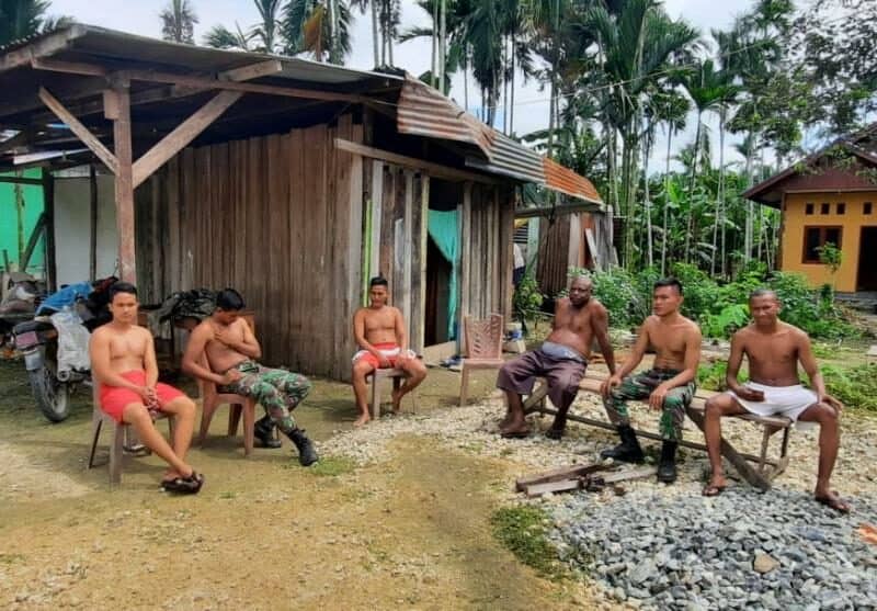 Tingkatkan Imunitas, Satgas Yonif R 300 dan Warga Papua Berjemur Bersama