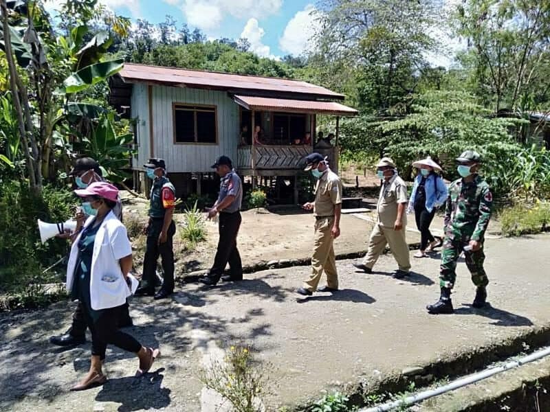 Cegah Corona di Tapal Batas, Satgas Yonif R 303 Sosialisasi Keliling