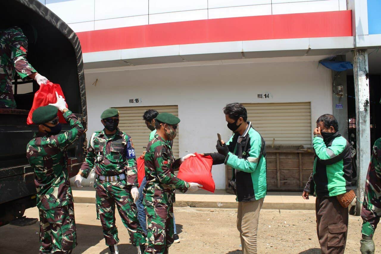 Sembako Yonif PR 432 Ringankan Beban Warga Maros