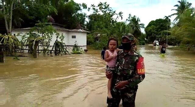 Balita 2 Tahun Dievakuasi Sertu Ibrahim dari Banjir di Penajam