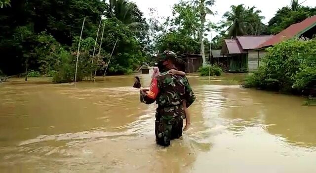 Balita 2 Tahun Dievakuasi Sertu Ibrahim dari Banjir di Penajam