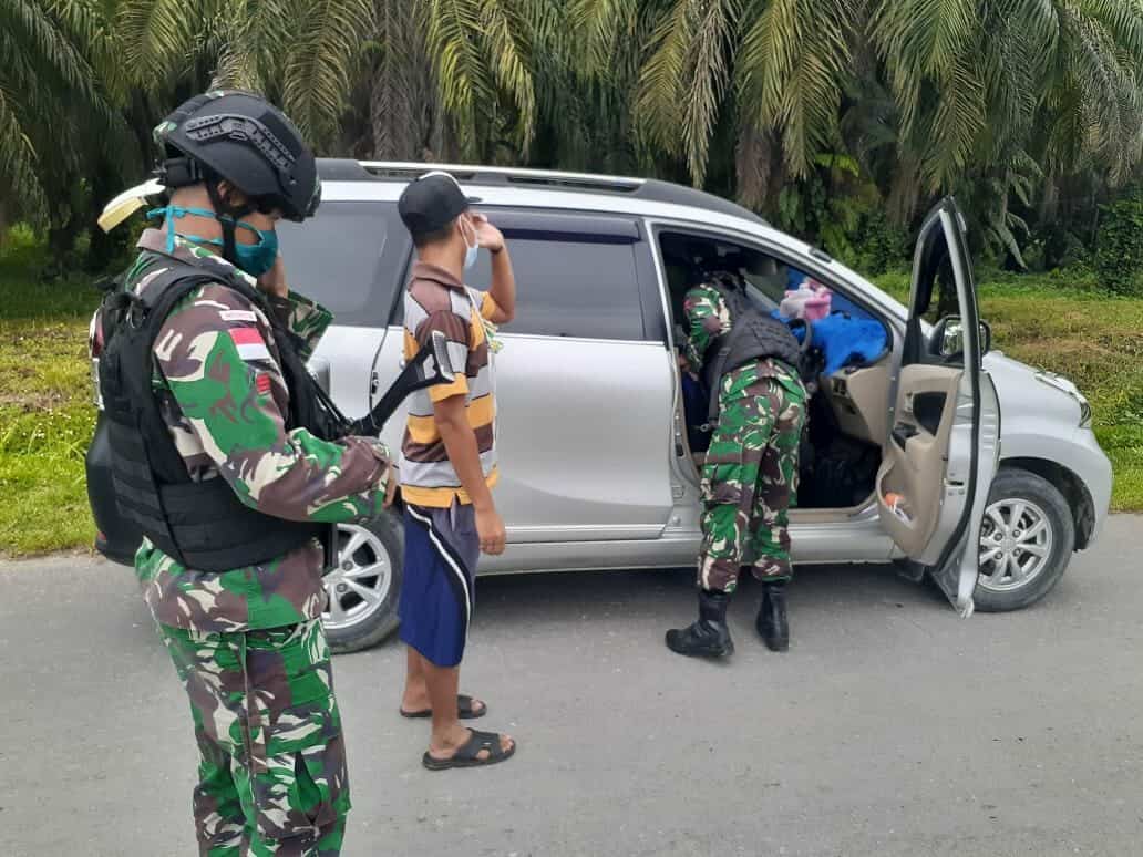 Cegah Barang Ilegal, Satgas Yonif 509 Gelar Pemeriksaan Kendaraan