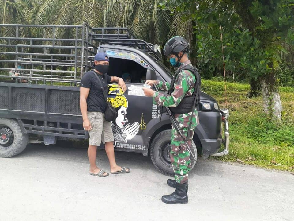 Cegah Barang Ilegal, Satgas Yonif 509 Gelar Pemeriksaan Kendaraan