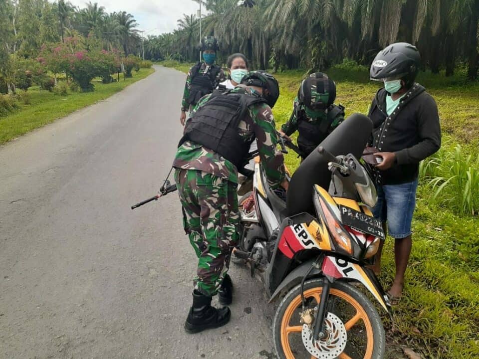 Cegah Barang Ilegal, Satgas Yonif 509 Gelar Pemeriksaan Kendaraan