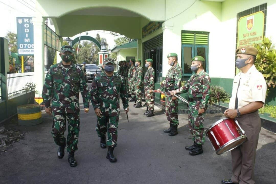 Kunker Ke Kodim Jajaran, Danrem 072 Bagikan Sembako Kepada Warga