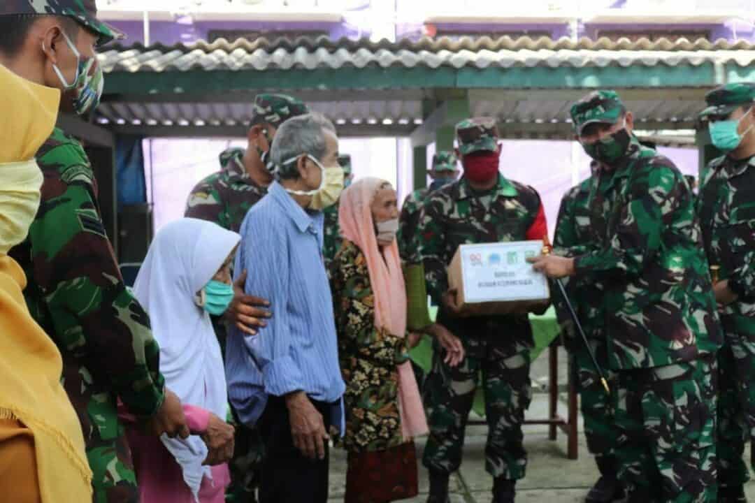 Kunker Ke Kodim Jajaran, Danrem 072 Bagikan Sembako Kepada Warga