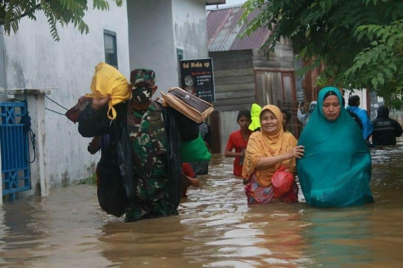 Terjebak Banjir, Yonif R 112 Evakuasi Warga di Aceh Besar