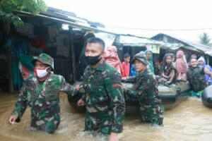 Terjebak Banjir, Yonif R 112 Evakuasi Warga di Aceh Besar