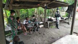 Patroli Kampung, Satgas Yonif R 300 Jamin Keamanan Warga Perbatasan