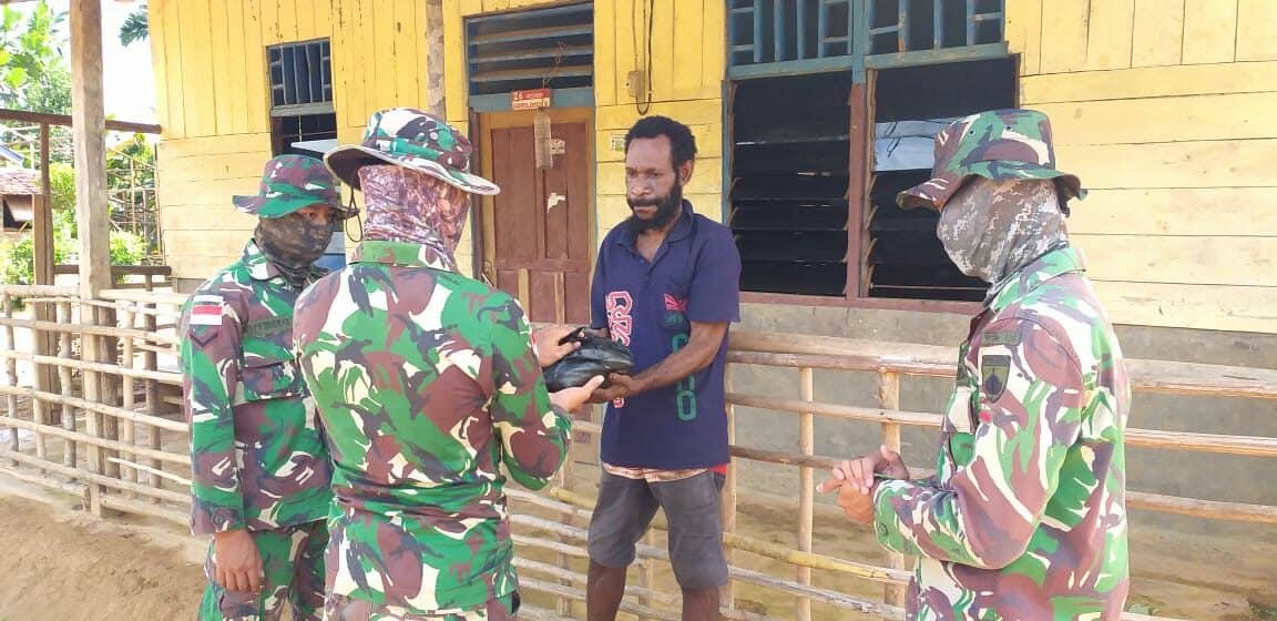 Sembako Satgas Yonif 406, Berbagi Bahagia Lebaran di Papua