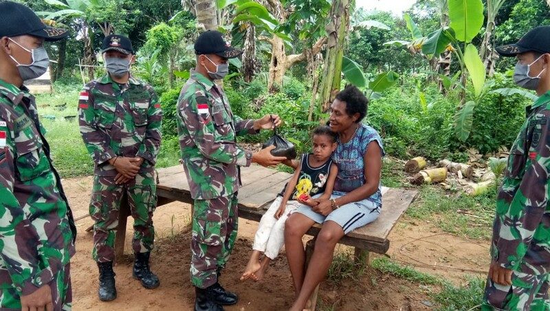 Sembako dan Masker Satgas Yonif MR 411 Bagi Warga Papua