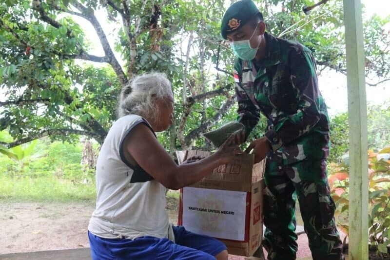 Bagikan Sembako, Satgas Yonif MR 411 Ringankan Kesulitan Warga Wiltas