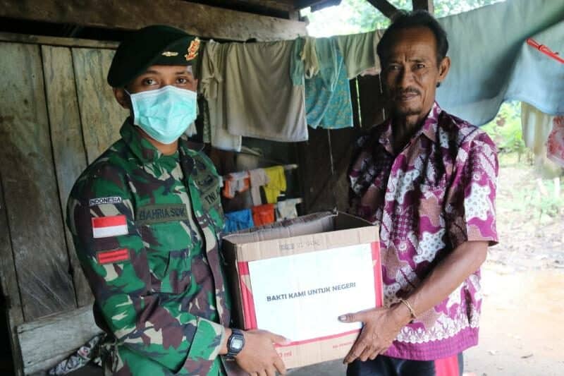 Bagikan Sembako, Satgas Yonif MR 411 Ringankan Kesulitan Warga Wiltas