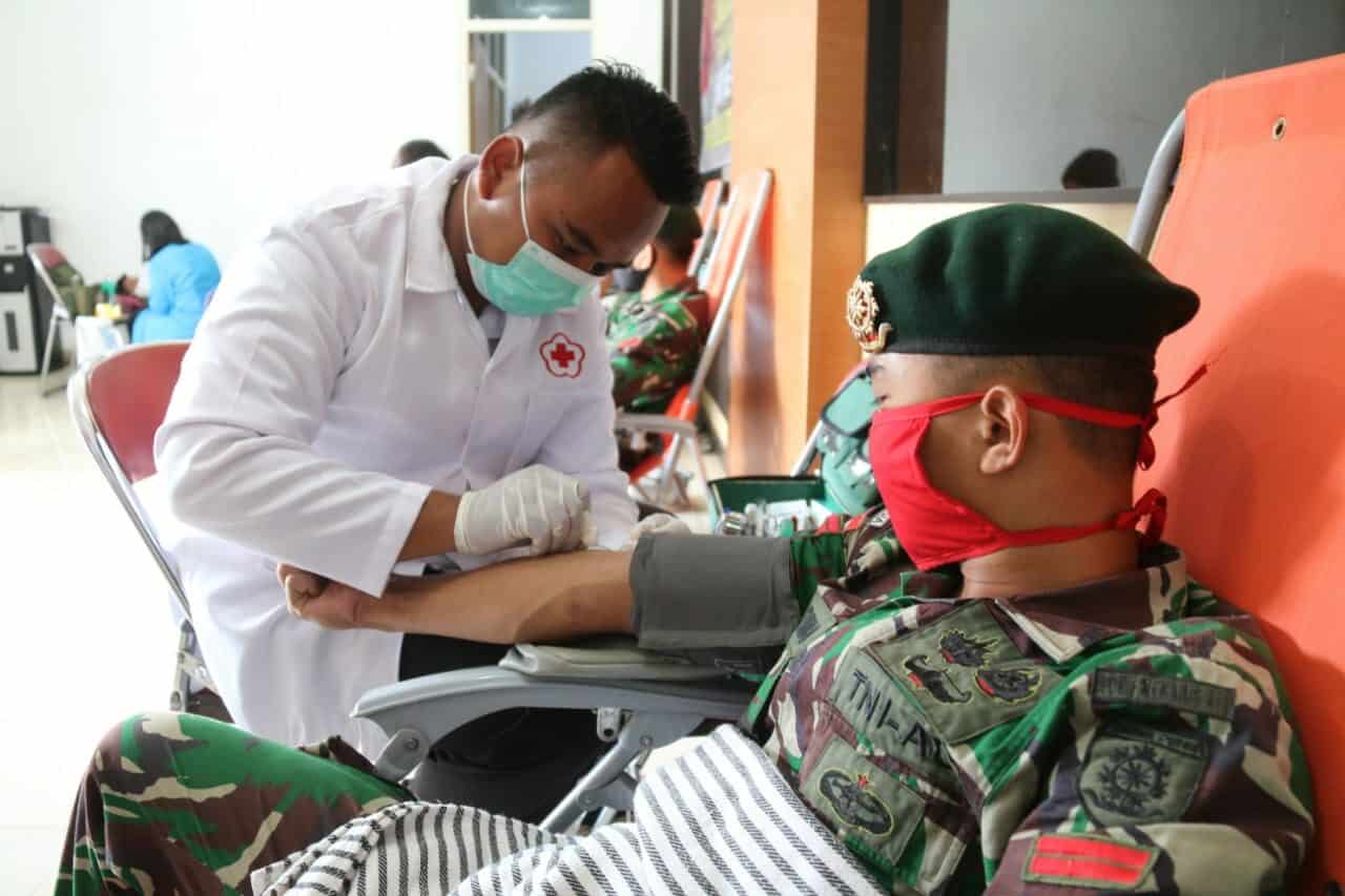 Maknai HUT, Satgas Yonif MR 411 Bantu Tenaga Medis dan Donor Darah