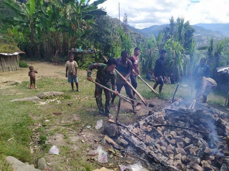 Pertama Kali, Warga Papua dan Satgas Yonif 433 Rayakan Lebaran dengan Bakar Batu