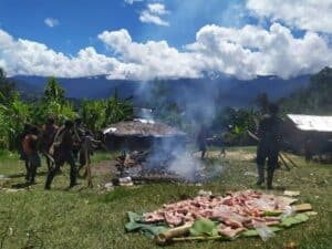 Pertama Kali, Warga Papua dan Satgas Yonif 433 Rayakan Lebaran dengan Bakar Batu