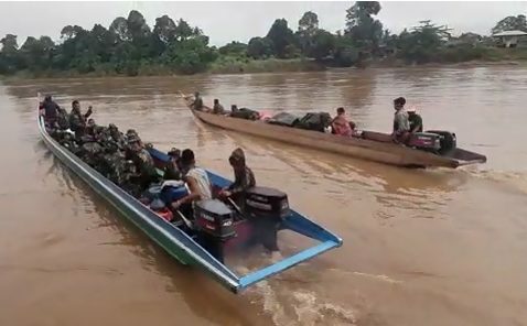 17,5 Jam Susuri Sungai, Satgas Yonif RK 623 Serpas Menuju Pos Perbatasan Kalimantan