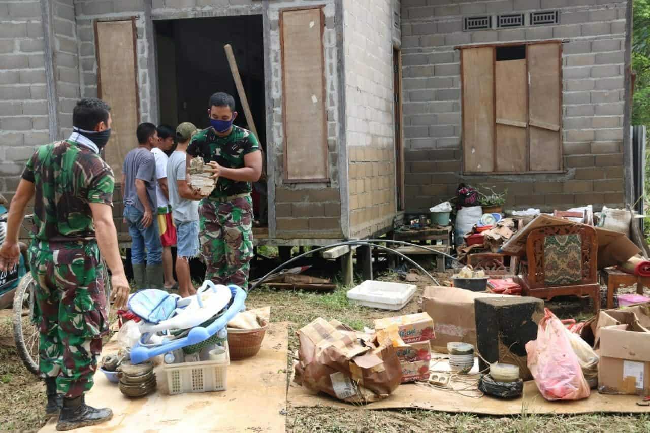 Satgas Yonif R 641 Bantu Warga Korban Banjir dan Longsor di Entikong