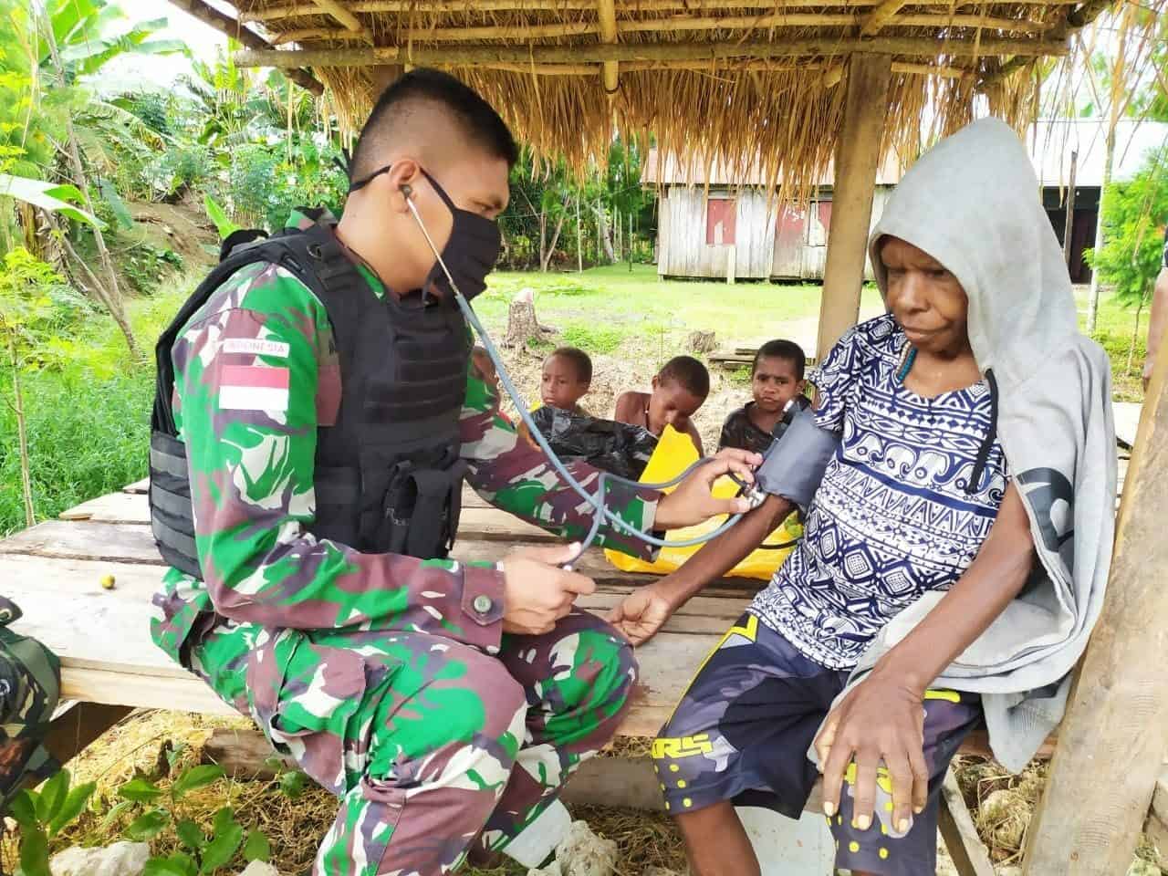 Pengobatan Rutin, Satgas Yonif 713 Obati Keluhan Penyakit 5 Warga Papua