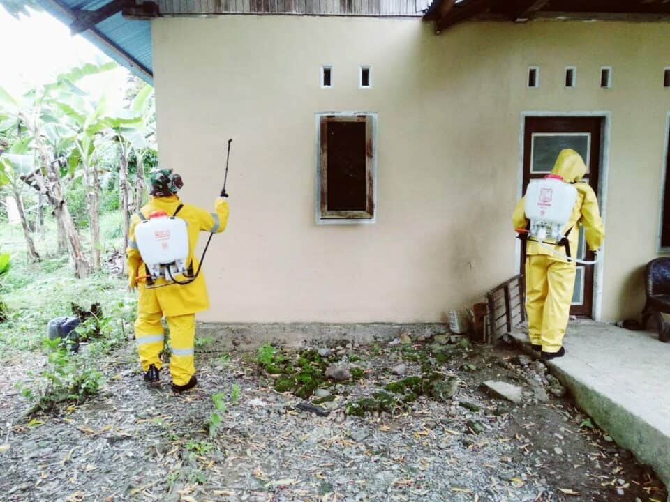 Disinfektan Pemukiman, Yonif 754 Atasi Keluhan Warga Papua