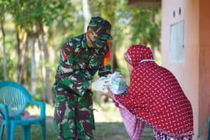 100 Paket Per Hari, Koptu Ishak Keliling Kampung Bagikan Takjil Gratis