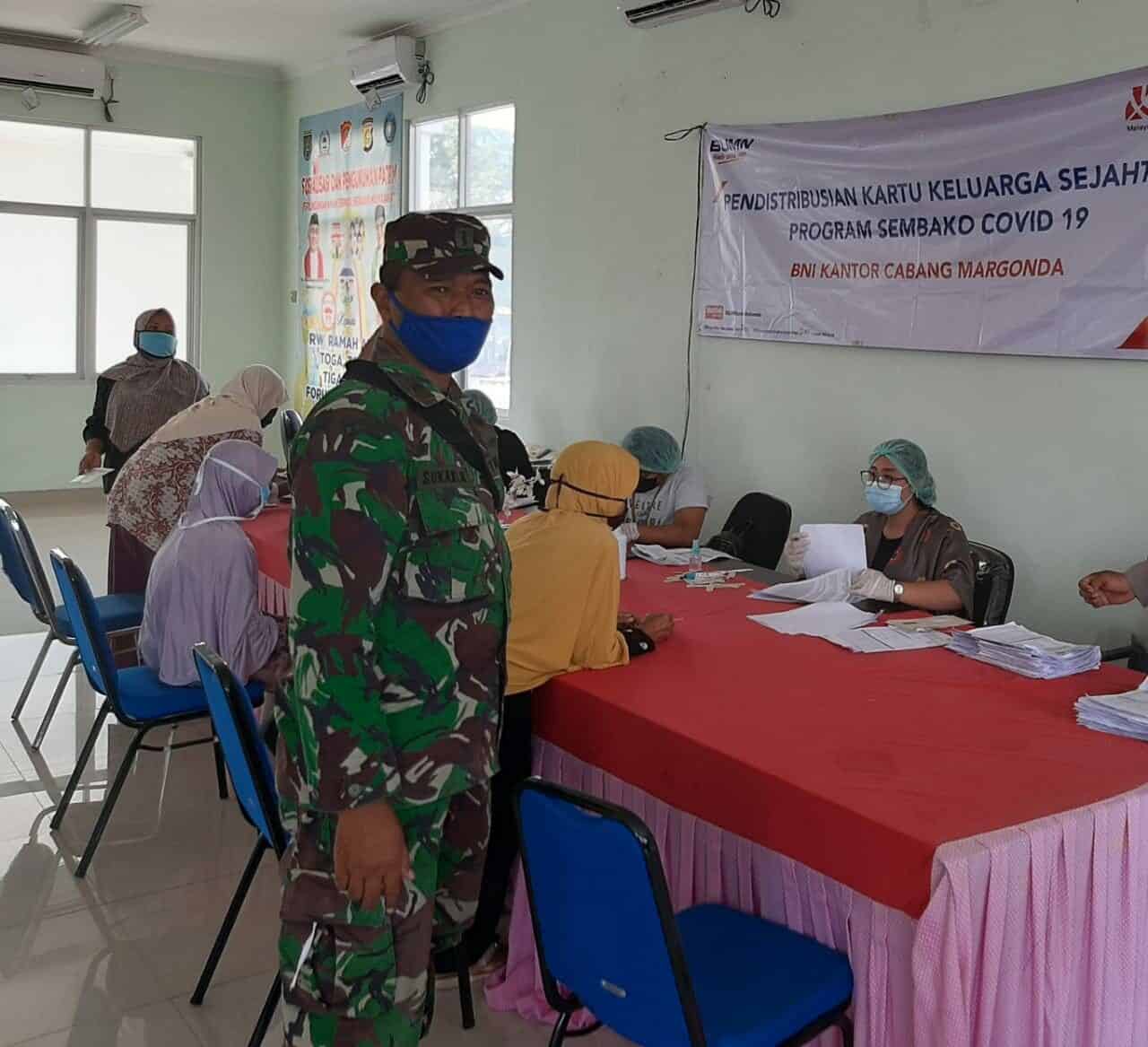 Bantu Dinas Sosial Depok, Babainsa Koramil 03/Sukmajaya Bagikan Kartu Keluarga Sejahtera COVID 19