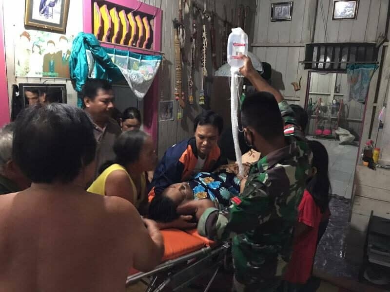 Alami Ketuban Pecah, Satgas Yonif R 303 Evakuasi Ibu Melahirkan