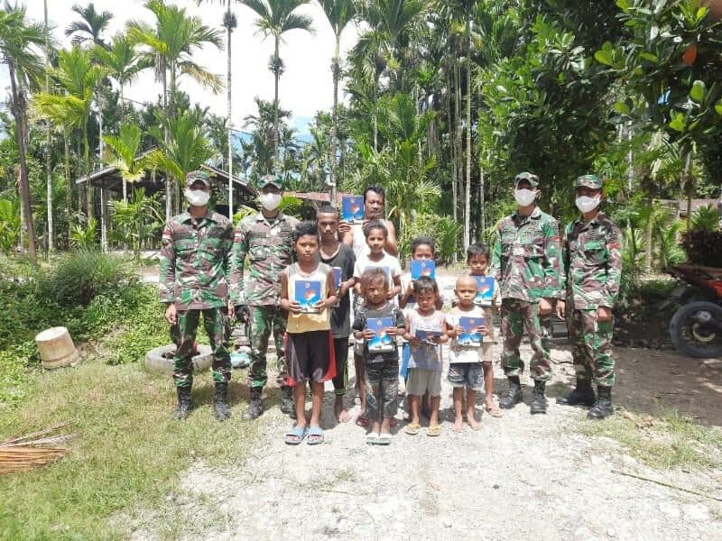 Cerdaskan Anak Papua, Satgas Yonif 300 Patroli Kampung Bagikan Buku