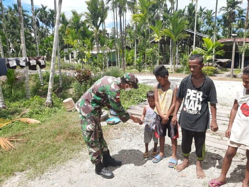 Cerdaskan Anak Papua, Satgas Yonif 300 Patroli Kampung Bagikan Buku