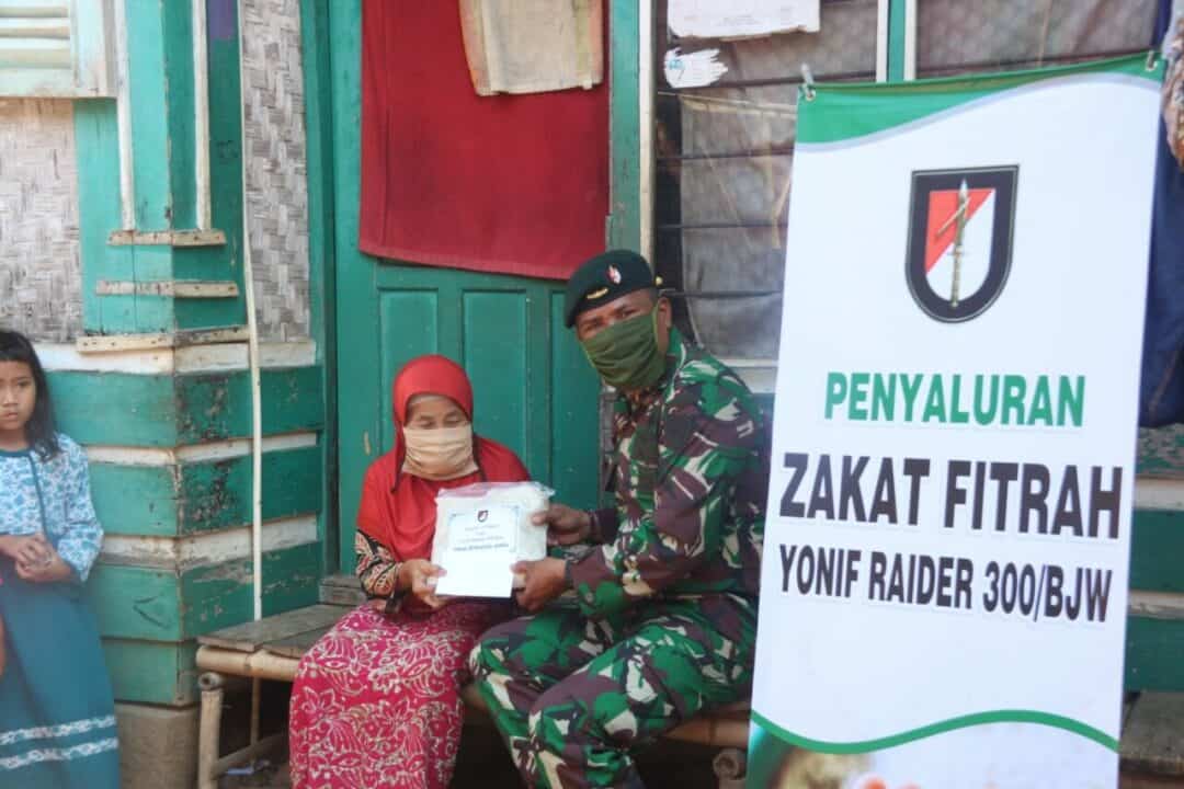 Yonif Raider 300/Bjw Salurkan Zakat Fitrah Kepada Warga Kurang Mampu