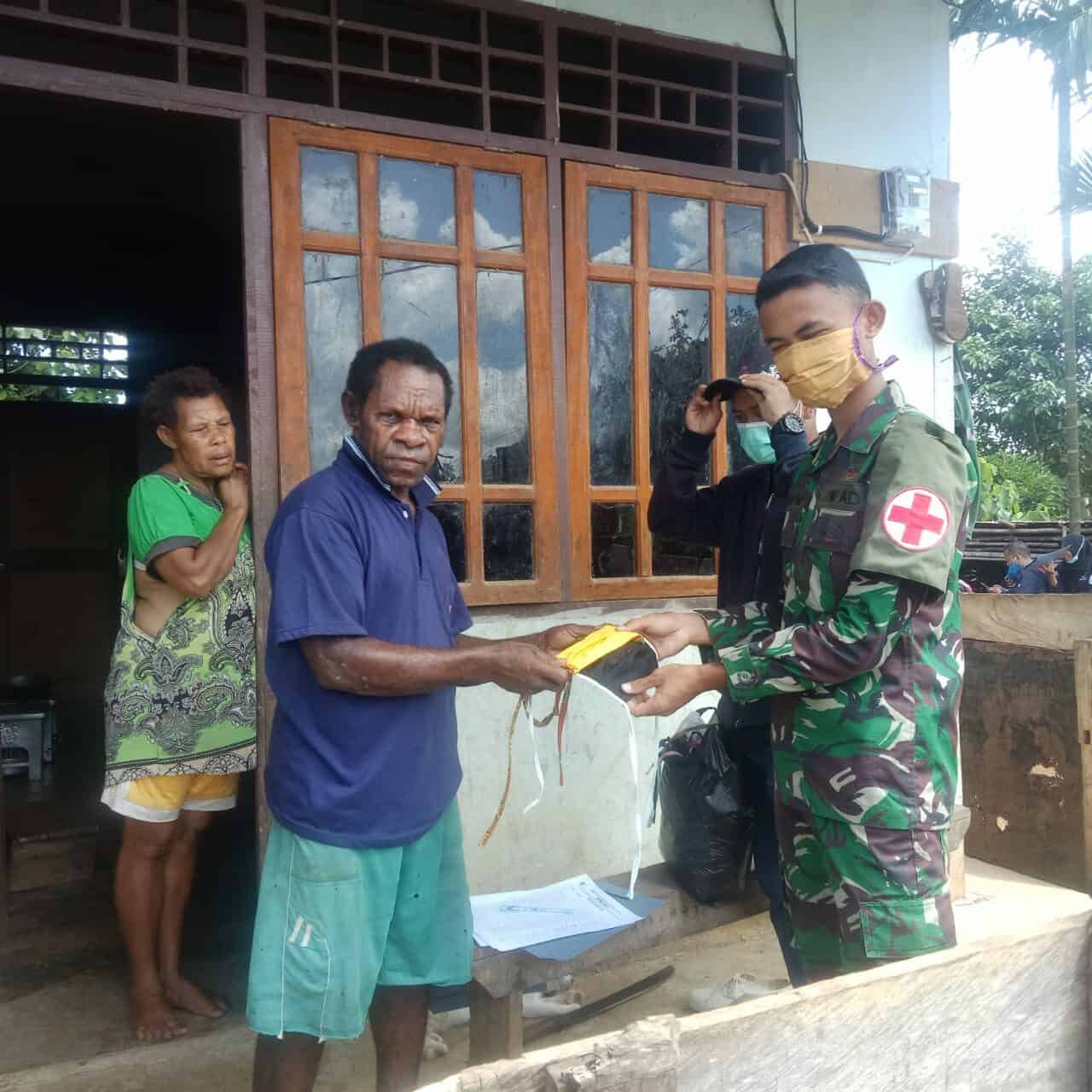 Putus Rantai Covid-19 di Papua, Satgas Yonif 406 Bagikan Masker ­­_Door to Door_