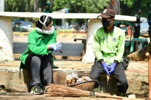 Apresiasi Petugas TPU Pondok Ranggon, Ibu Hetty Andika Perkasa Beri Bantuan Paket Sembako