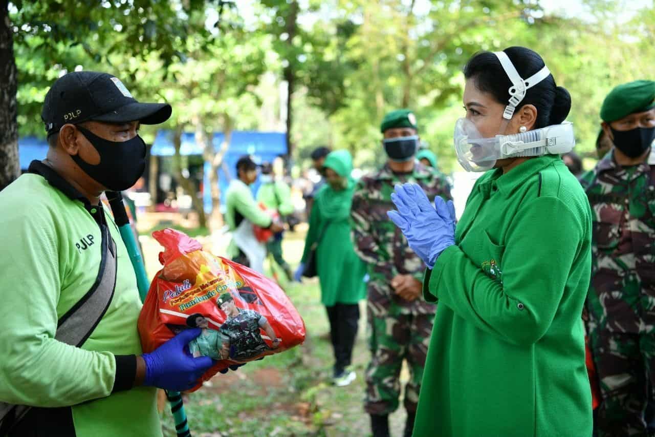 Apresiasi Petugas TPU Pondok Ranggon, Ibu Hetty Andika Perkasa Beri Bantuan Paket Sembako