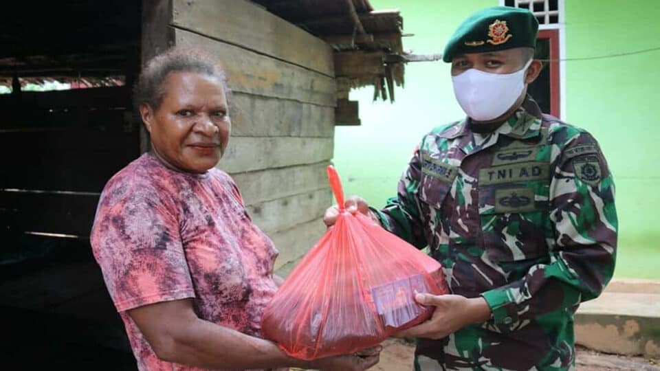 Bansos Sembako, Tali Asih Satgas 411 Bagi Warga Pra Sejahtera Papua