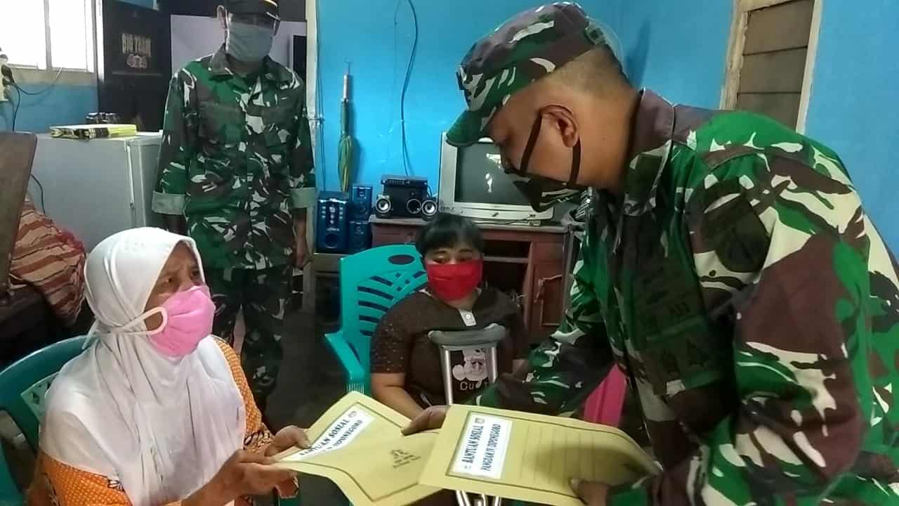 Tangis Haru Nenek Mas’at Terima Bantuan Pangdam IV/Dip